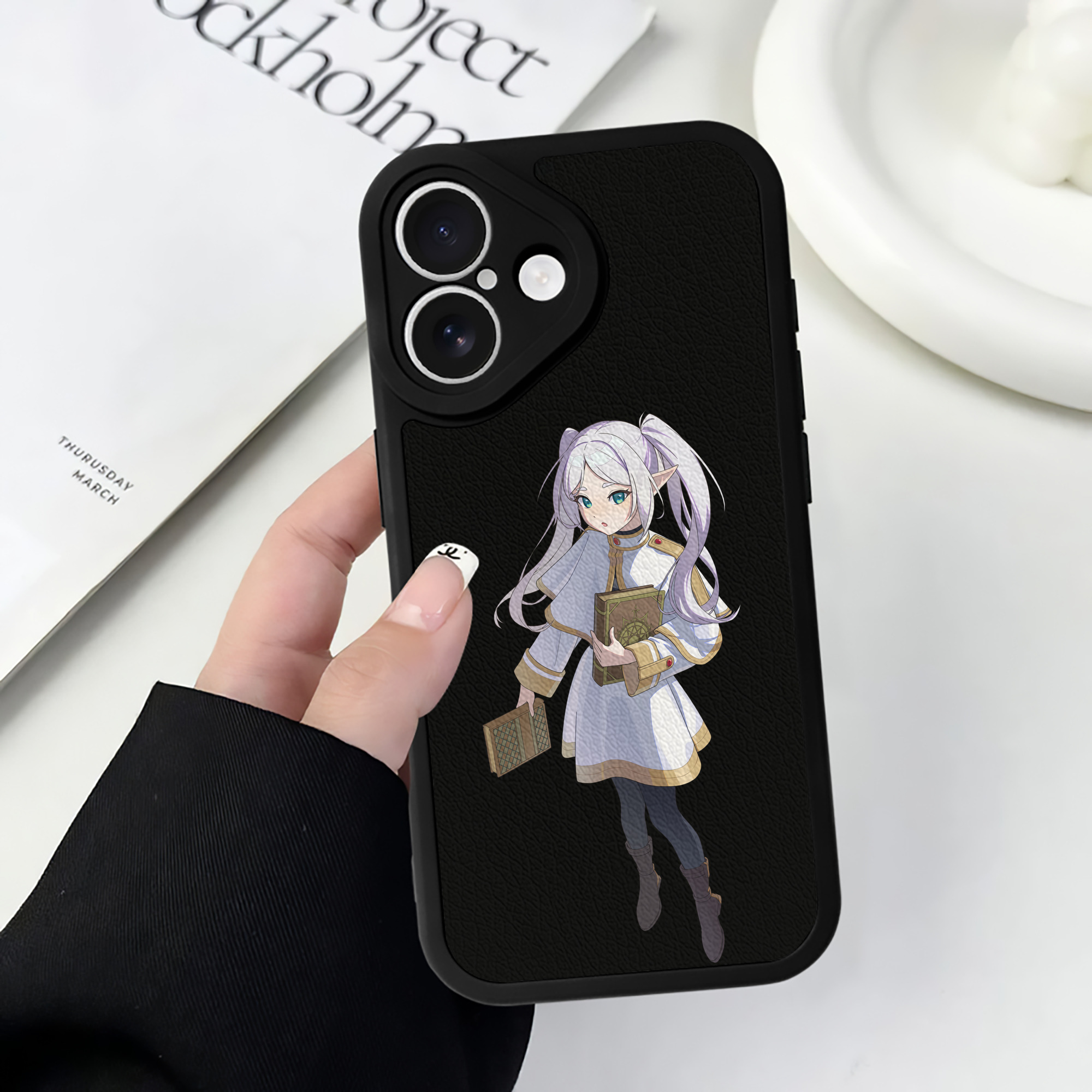 （画像用） 葬送のフリーレン Frieren 【iPhone 16シリーズ対応】シリコンスマホケース（レザー調） 材質：シリコン